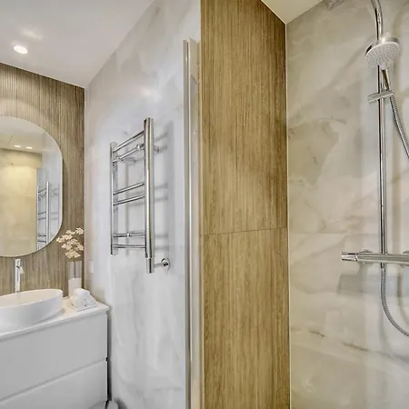 Ref 1916 - Beautiful For Rent In *